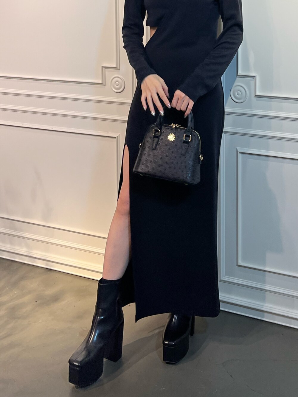 ブラック系のワンピースを着用したレディースの秋コーディネートの6枚目の写真