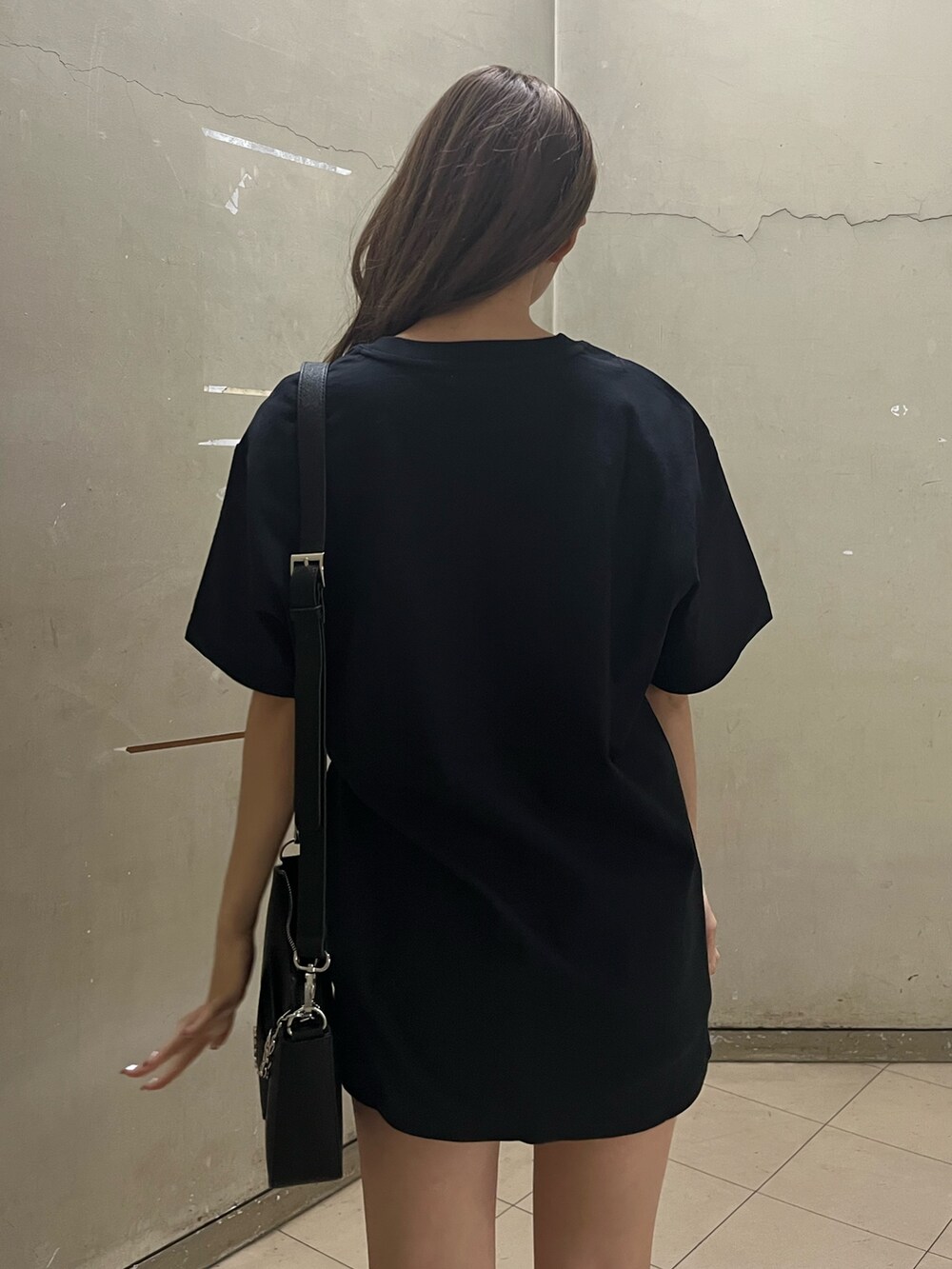 ブラック系のショルダーバッグ、ブラック系のブーツ、ブラック系のTシャツ/カットソーを着用したレディースの春コーディネートの5枚目の写真