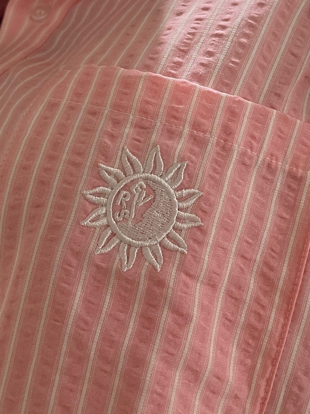 グリーン系のシャツ/ブラウス、ホワイト系のショルダーバッグ、ブラック系のブーツを着用したレディースの春コーディネートの5枚目の写真