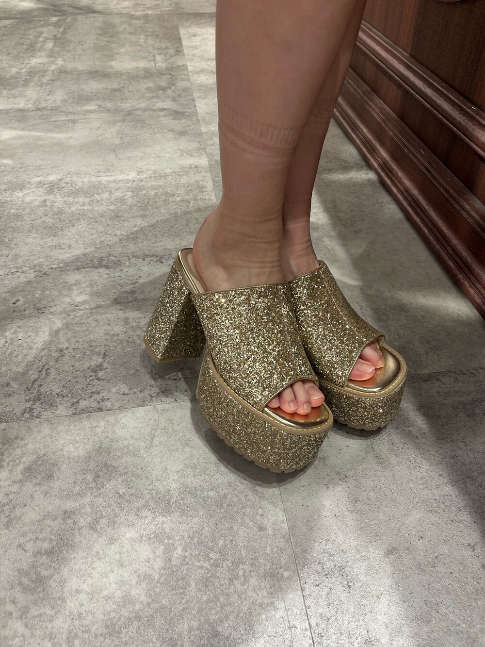 ホワイト系のシャツ/ブラウス、ブルー系のデニムパンツ、ブラウン系のハンドバッグを着用したレディースの夏コーディネートの6枚目の写真