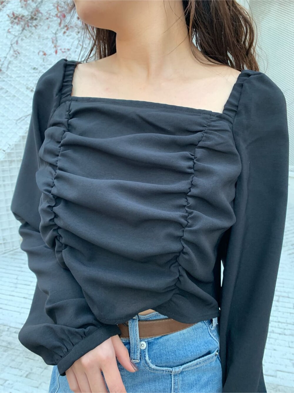 ブラック系のシャツ/ブラウス、ブルー系のデニムスカート、ブラック系のブーツを着用したレディースの冬コーディネートの4枚目の写真