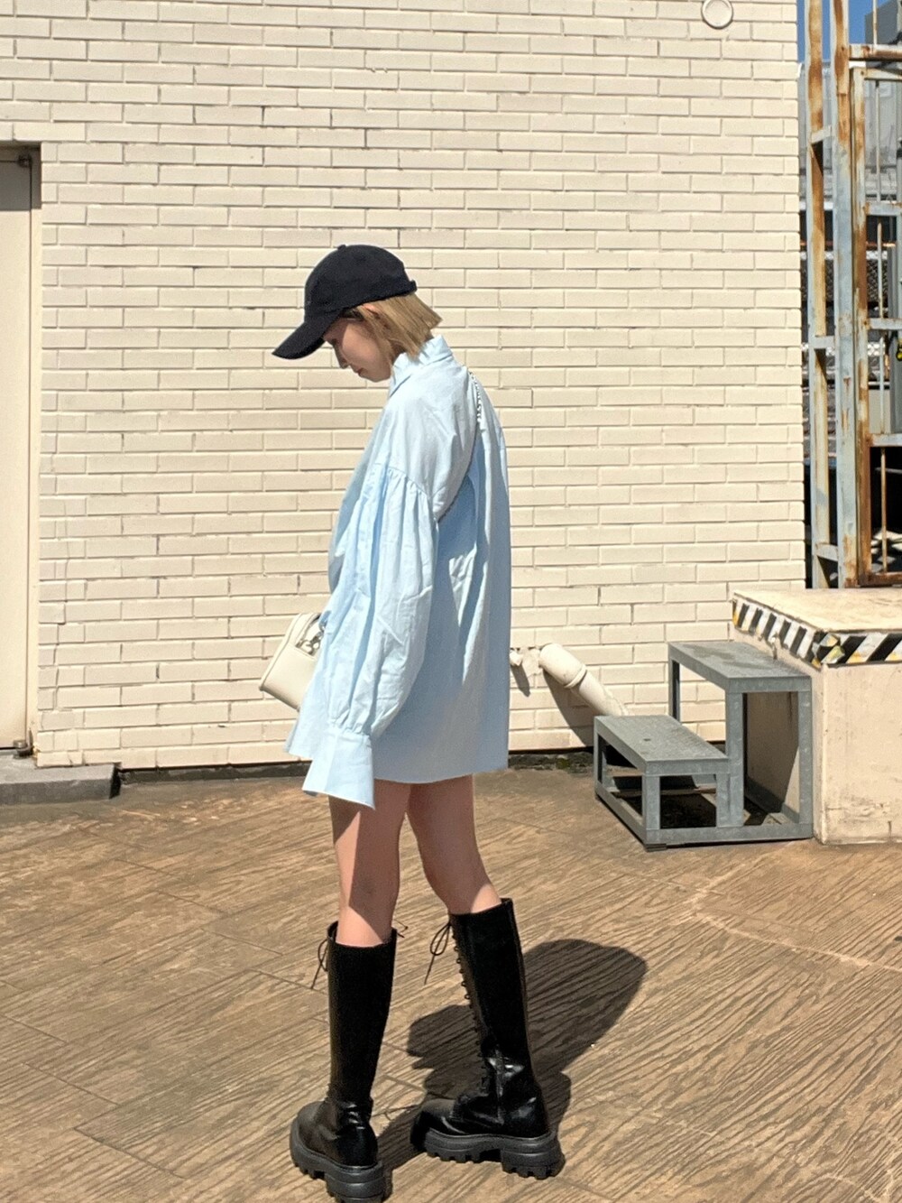 ブラック系のショルダーバッグ、その他のシャツ/ブラウス、ブラック系のブーツを着用したレディースの春コーディネートの4枚目の写真