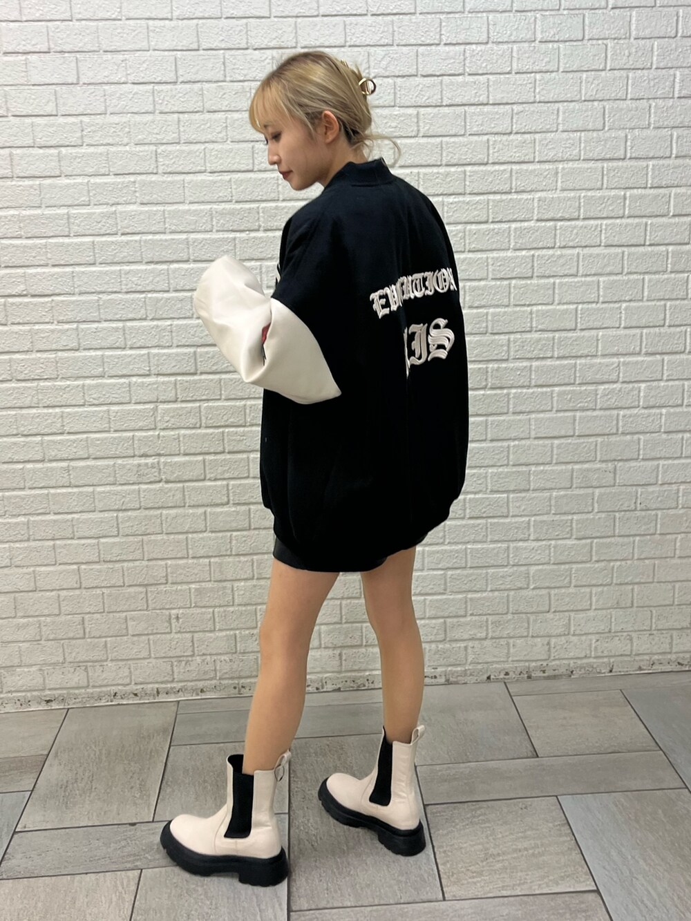 その他のスタジャン、ホワイト系のブーツ、ブラック系のその他パンツを着用したレディースの冬コーディネートの4枚目の写真