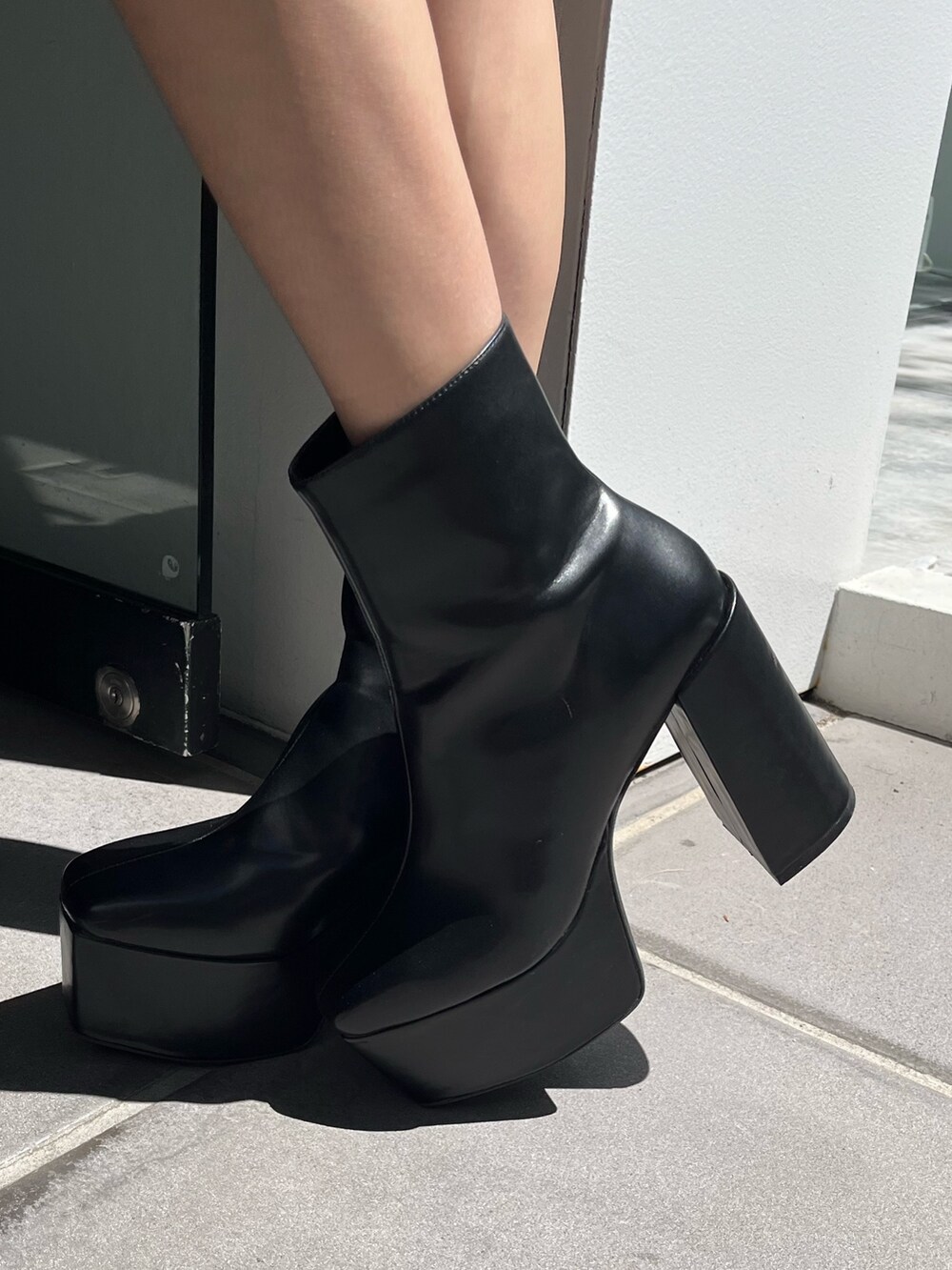 ブラック系のブーツ、ブラック系のショルダーバッグ、グリーン系のカーディガン/ボレロを着用したレディースの秋コーディネートの7枚目の写真