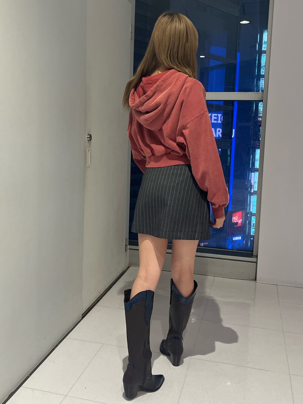 グレー系のテーラードジャケット、グレー系のスカート、レッド系のスウェットを着用したレディースの秋コーディネートの8枚目の写真