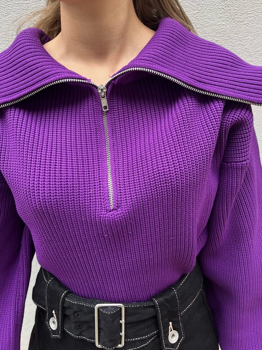 ブラック系のブーツ、ブラック系のデニムスカート、パープル系のニット/セーターを着用したレディースの秋コーディネートの8枚目の写真