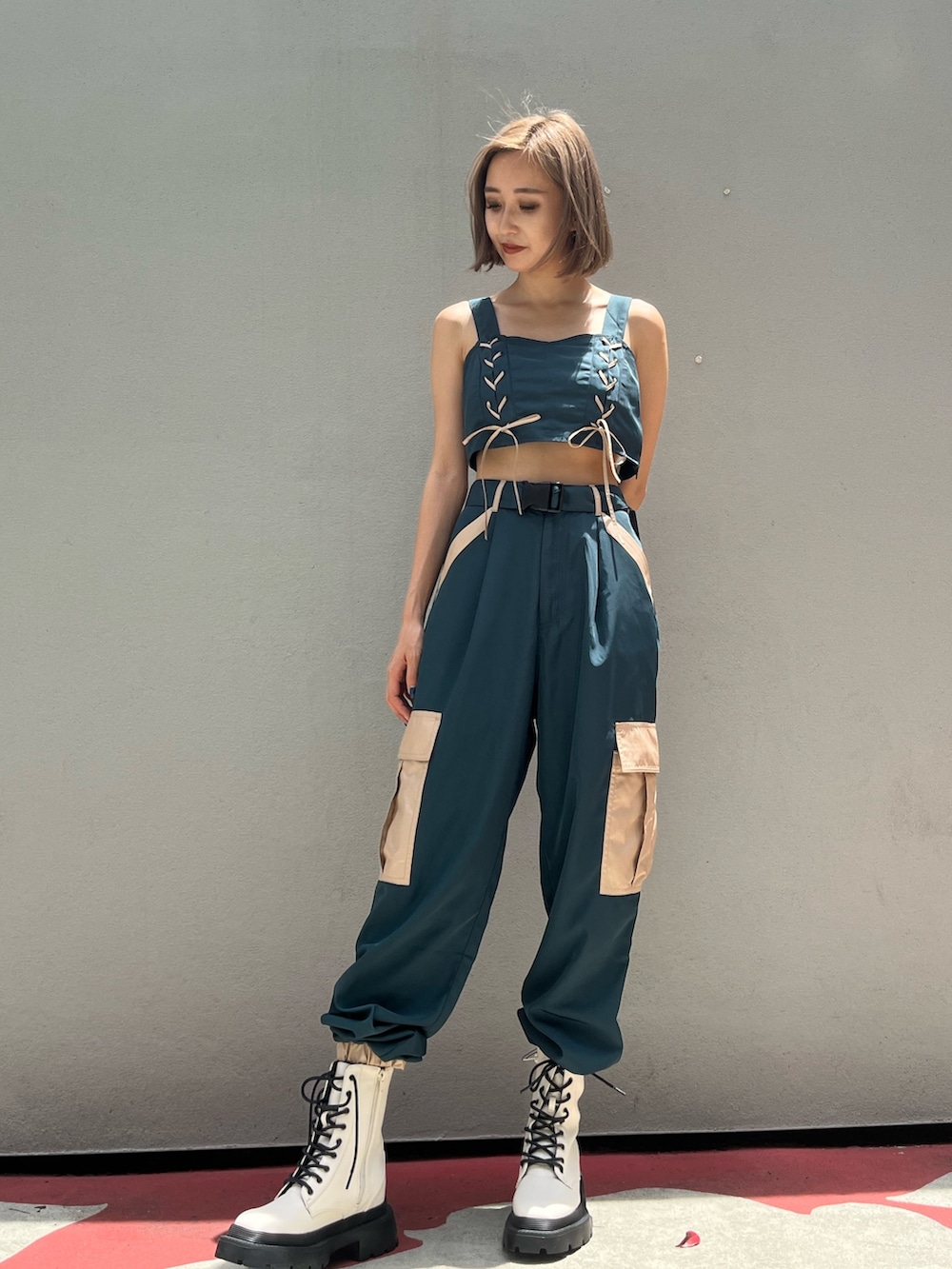 グリーン系のその他パンツ、ブルー系のキャミソール、ブラック系のブーツを着用したレディースの夏コーディネートの2枚目の写真