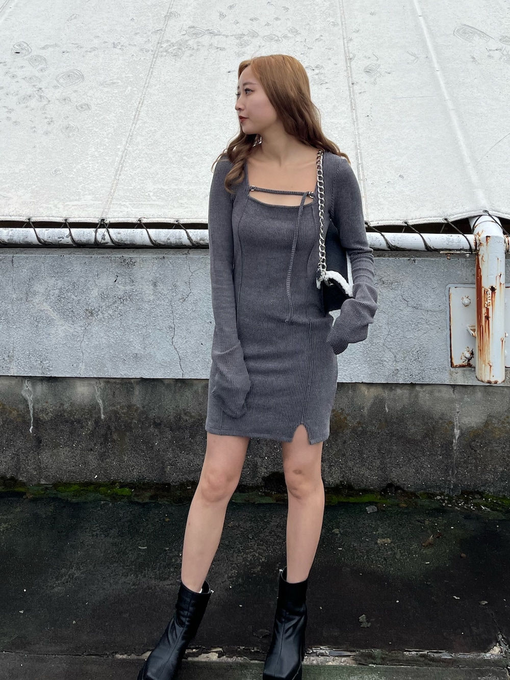 ホワイト系のブルゾン、グレー系のワンピース、ブルー系のショルダーバッグを着用したレディースの秋コーディネートの3枚目の写真