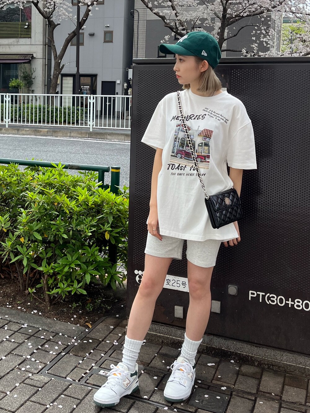 ブラック系のショルダーバッグ、ホワイト系のTシャツ/カットソー、グレー系のその他パンツを着用したレディースの春コーディネートの3枚目の写真