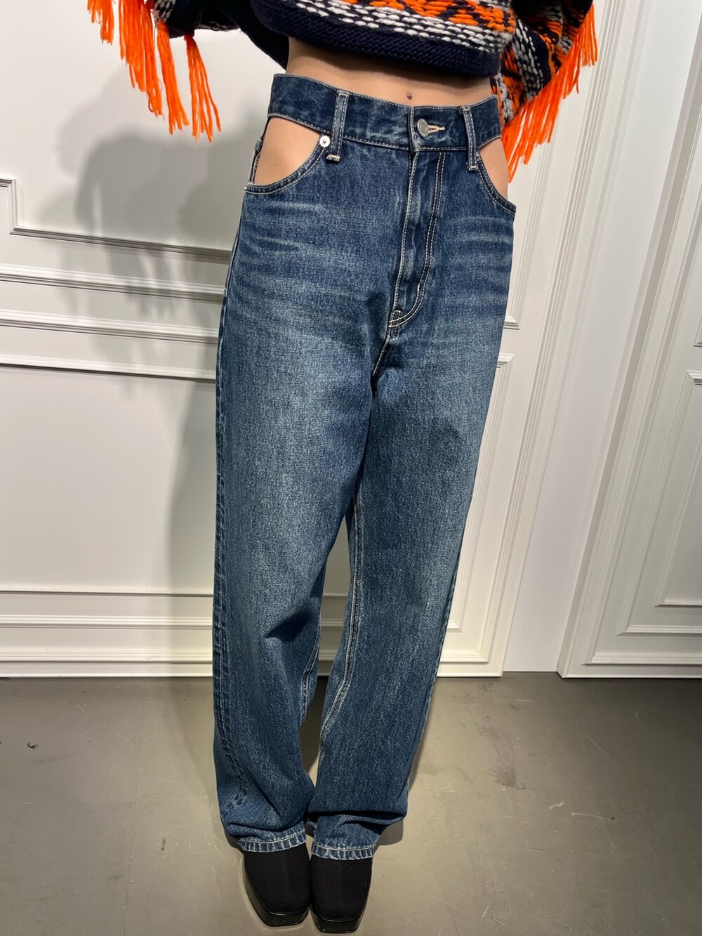 ブルー系のニット/セーター、ブラック系のブーツ、ブラック系のデニムパンツを着用したレディースの秋コーディネートの3枚目の写真