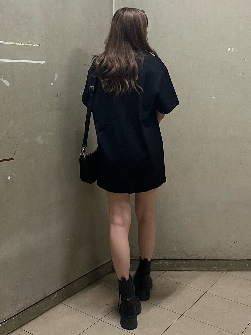 ブラック系のショルダーバッグ、ブラック系のブーツ、ブラック系のTシャツ/カットソーを着用したレディースの春コーディネートの3枚目の写真