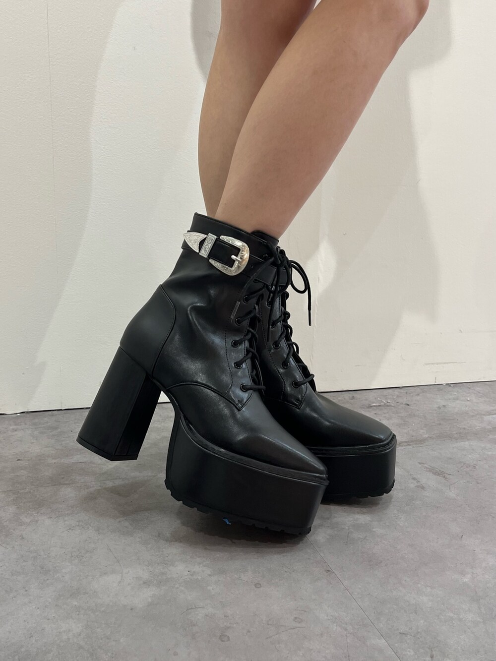 ブルー系のニット/セーター、ブルー系のデニムパンツを着用したレディースの秋コーディネートの8枚目の写真