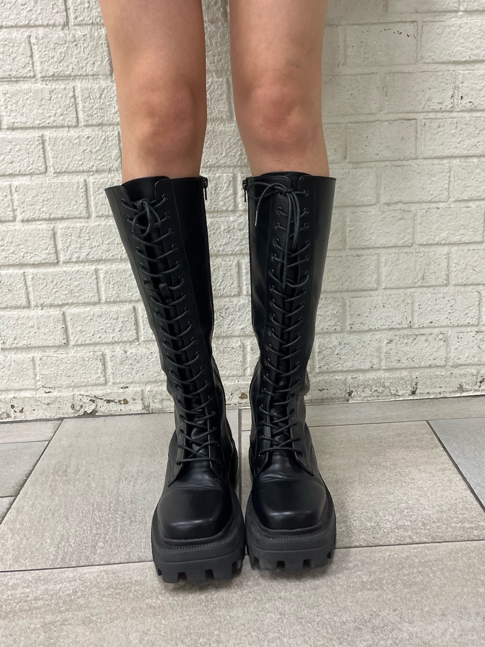 ベージュ系のその他パンツ、ブラック系のブーツ、ブラック系のベルトを着用したレディースの冬コーディネートの9枚目の写真