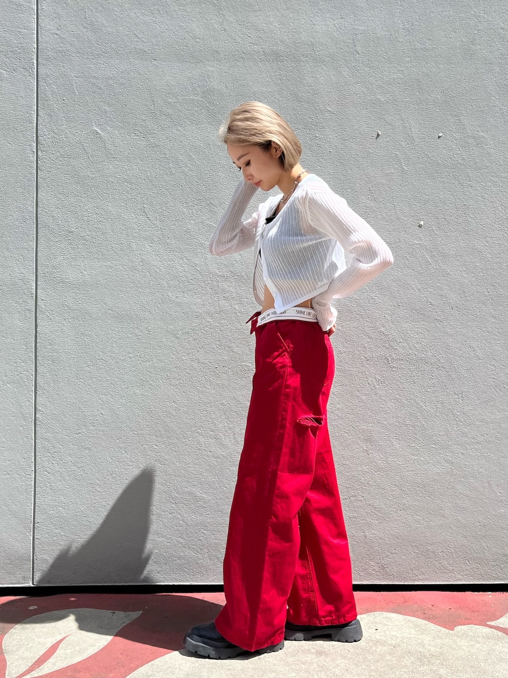 ブラック系のキャミソール、ブルー系のその他パンツ、ホワイト系のブーツを着用したレディースの春コーディネートの3枚目の写真