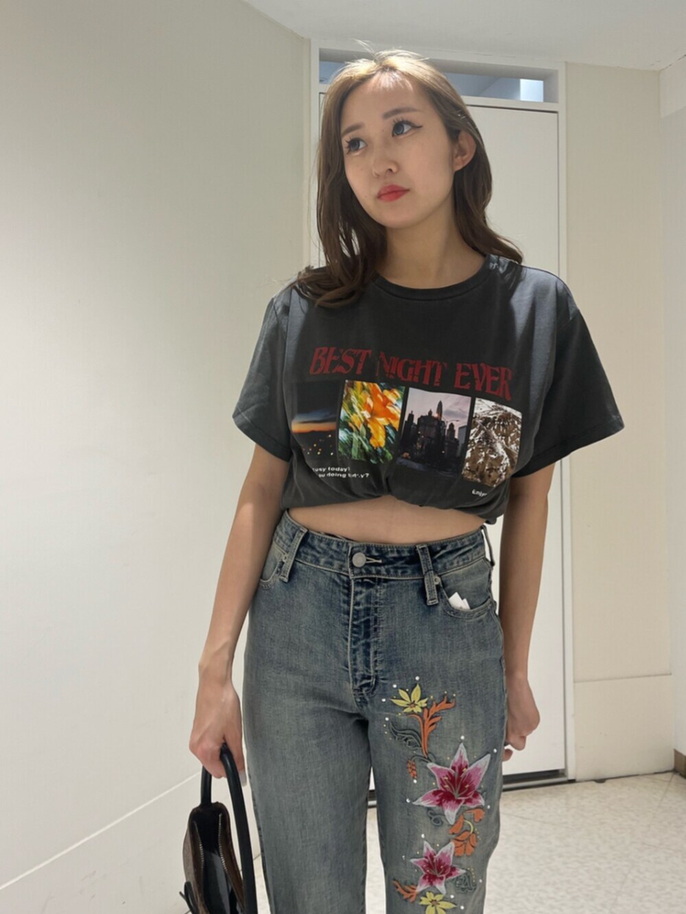 ブラウン系のハンドバッグ、ブラック系のサンダル、ブラック系のTシャツ/カットソーを着用したレディースの夏コーディネートの4枚目の写真