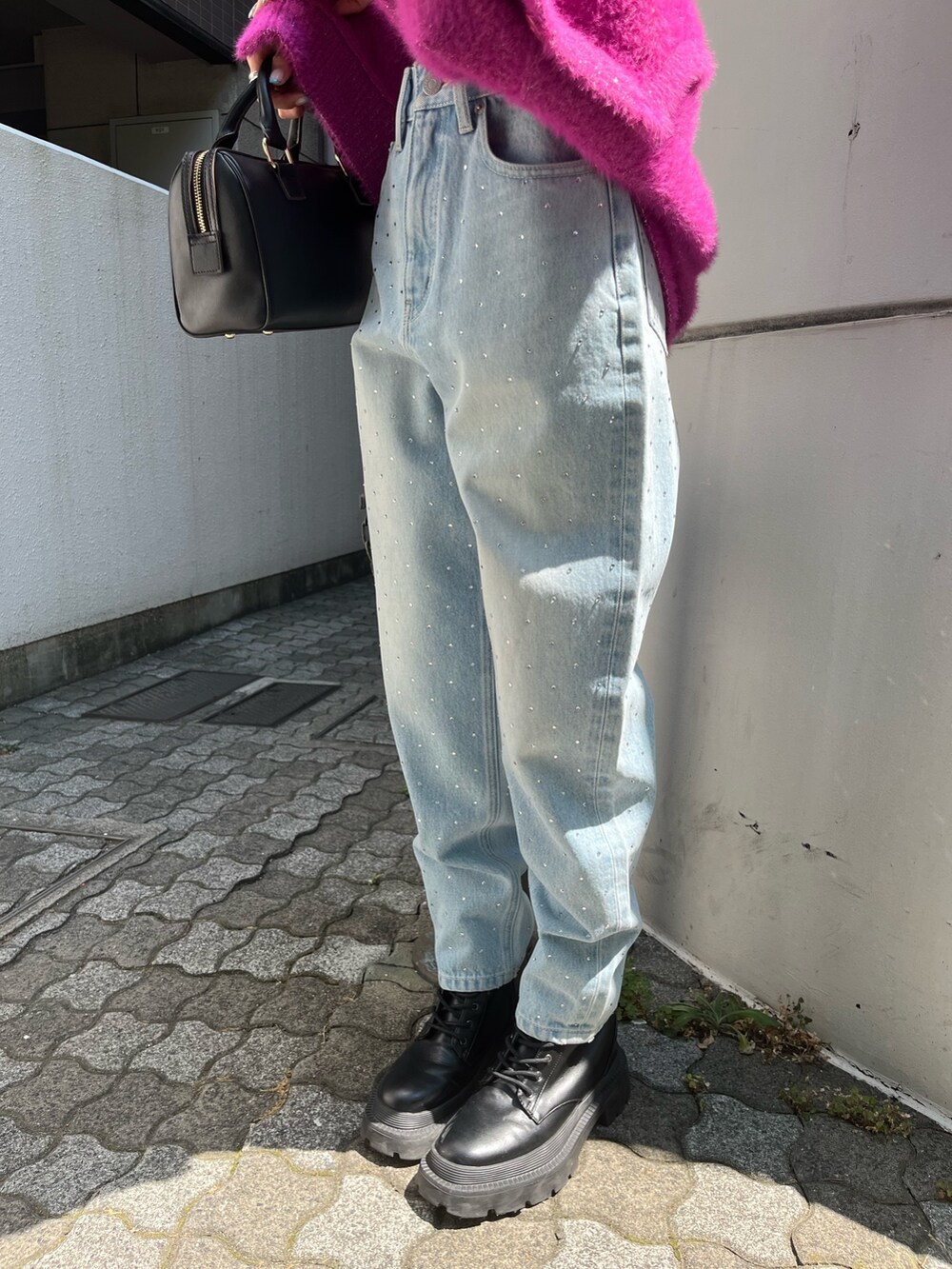 ピンク系のカーディガン/ボレロ、ブルー系のデニムパンツ、ホワイト系のブーツを着用したレディースの秋コーディネートの6枚目の写真