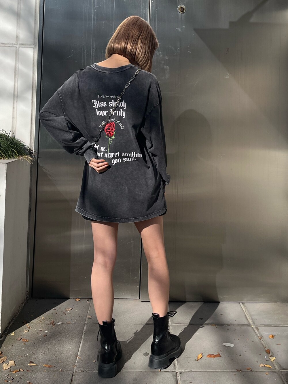 グレー系のTシャツ/カットソー、ブラック系のショルダーバッグ、ブラック系のブーツを着用したレディースの冬コーディネートの3枚目の写真