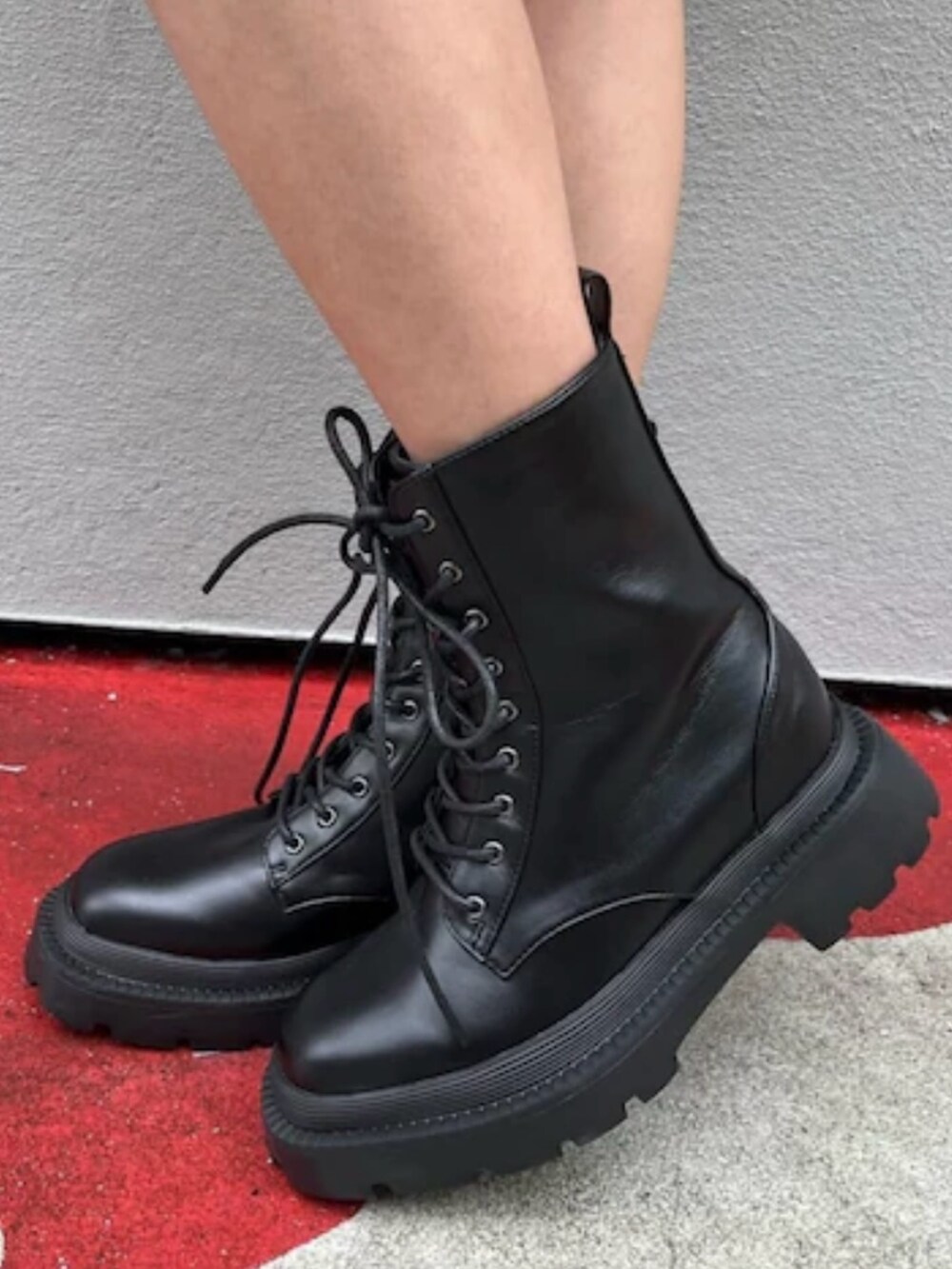 ホワイト系のシャツ/ブラウス、シルバー系のブーツを着用したレディースの春コーディネートの7枚目の写真