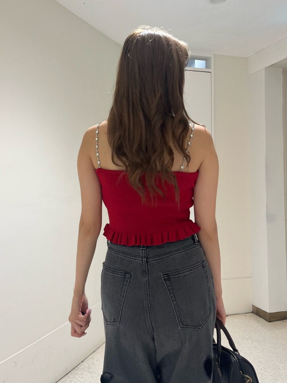 その他のショルダーバッグ、シルバー系のサンダル、ブラック系のデニムパンツを着用したレディースの夏コーディネートの5枚目の写真