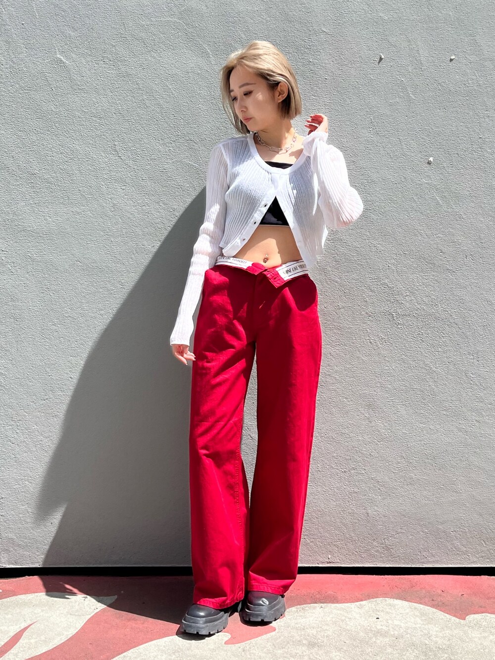 ブラック系のキャミソール、ブルー系のその他パンツ、ホワイト系のブーツを着用したレディースの春コーディネートの2枚目の写真