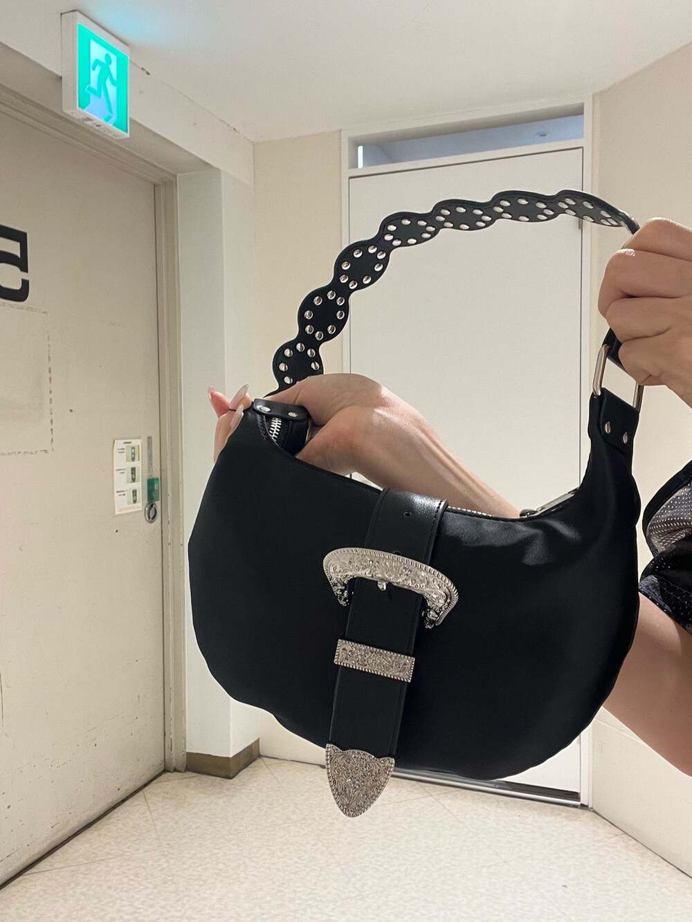 ブルー系のデニムパンツ、その他のTシャツ/カットソー、ブラック系のブーツを着用したレディースの春コーディネートの6枚目の写真