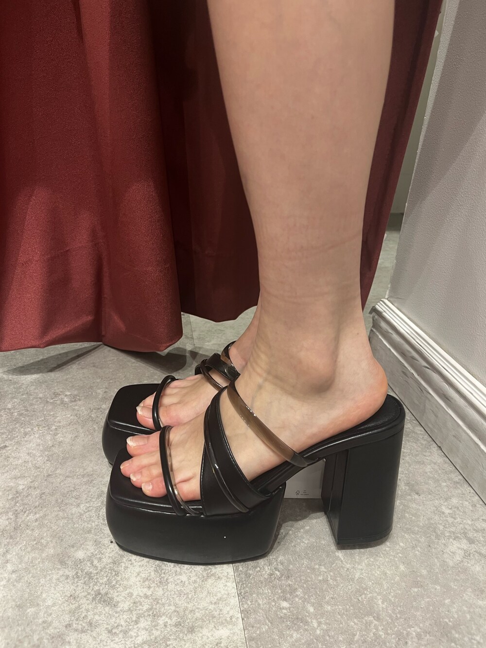 グリーン系のワンピース、ブラウン系のハンドバッグ、ブラック系のサンダルを着用したレディースの夏コーディネートの8枚目の写真