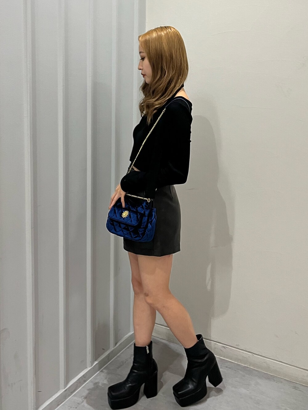 ブラック系のTシャツ/カットソー、ブラック系のブーツ、ブラック系のその他パンツを着用したレディースの秋コーディネートの2枚目の写真