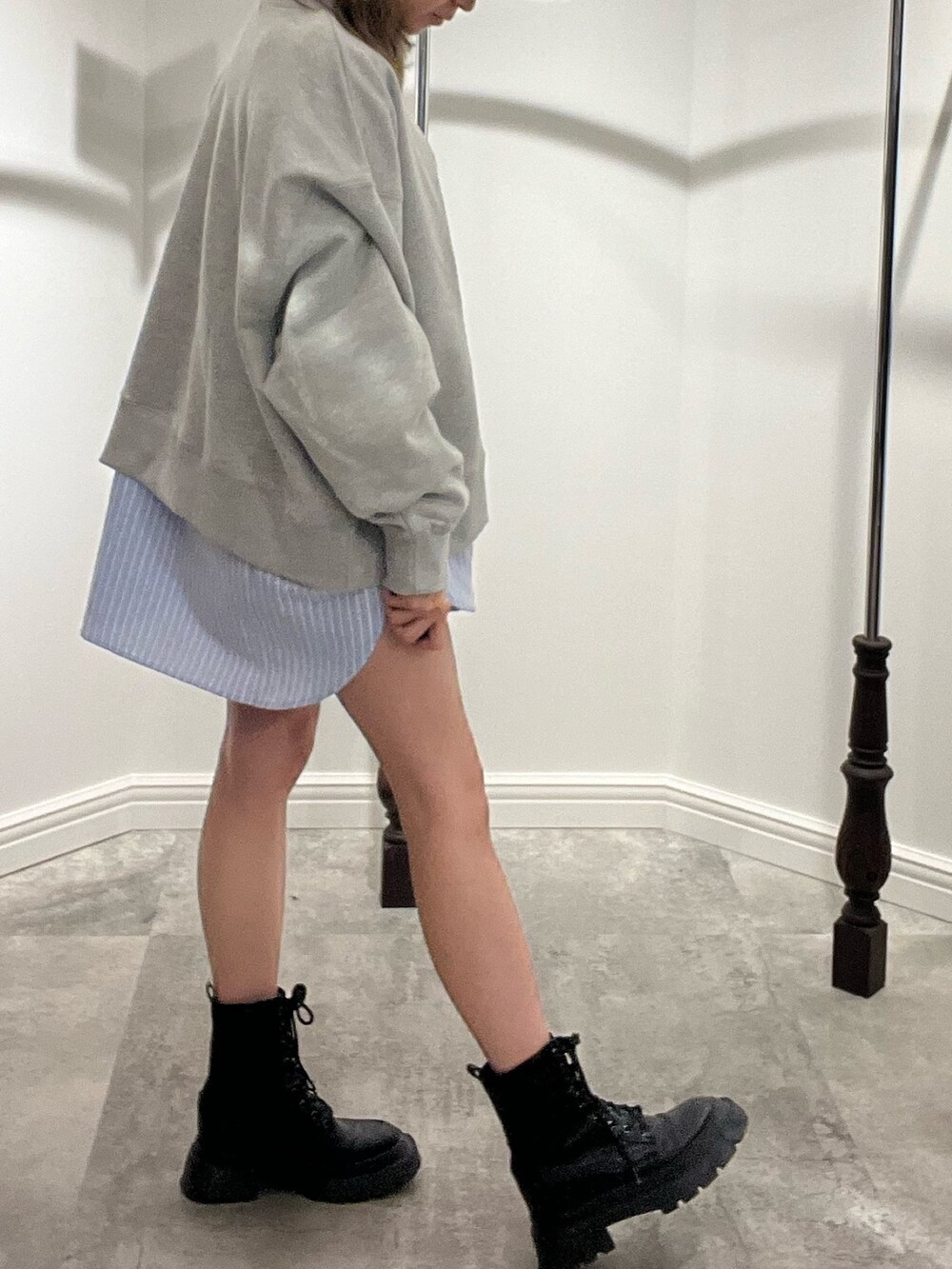 ホワイト系のシャツ/ブラウス、ホワイト系のスウェット、シルバー系のブーツを着用したレディースの春コーディネートの6枚目の写真