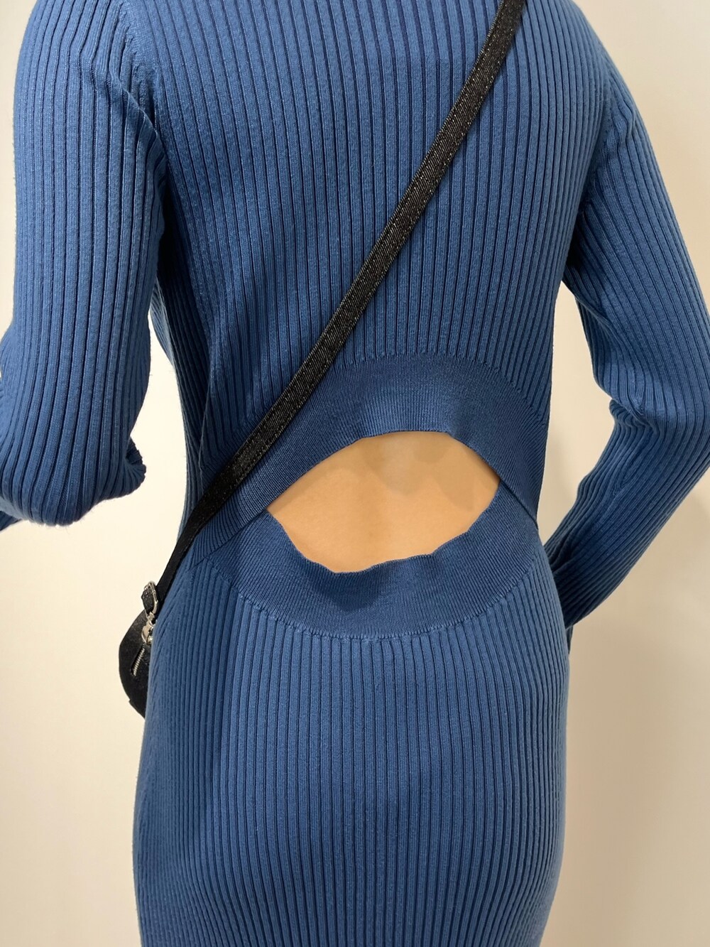 ブラック系のムートンコート、ブルー系のワンピース、ブラック系のブーツを着用したレディースの冬コーディネートの9枚目の写真