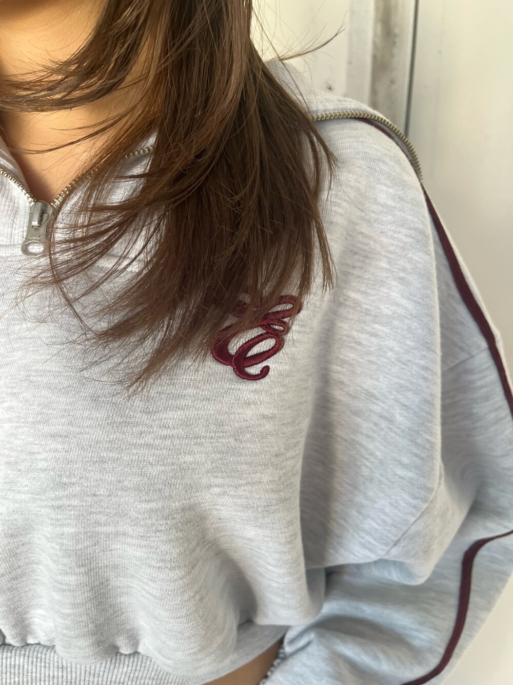 グレー系のスウェット、グレー系のスウェットパンツ、ブラック系のブーツを着用したレディースの冬コーディネートの7枚目の写真