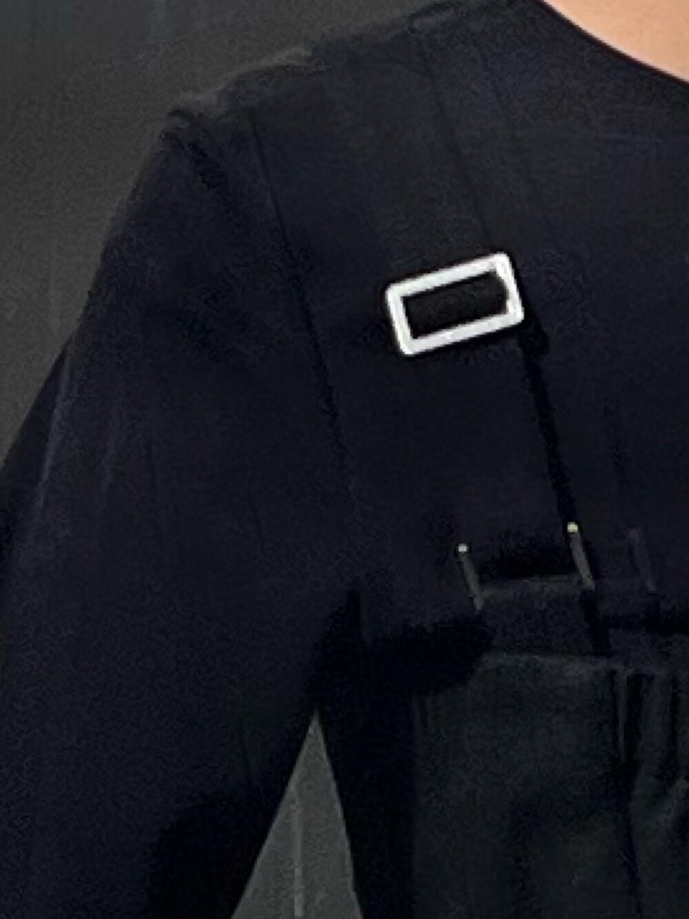 ブラック系のブーツ、ブラック系のワンピースを着用したレディースの冬コーディネートの6枚目の写真