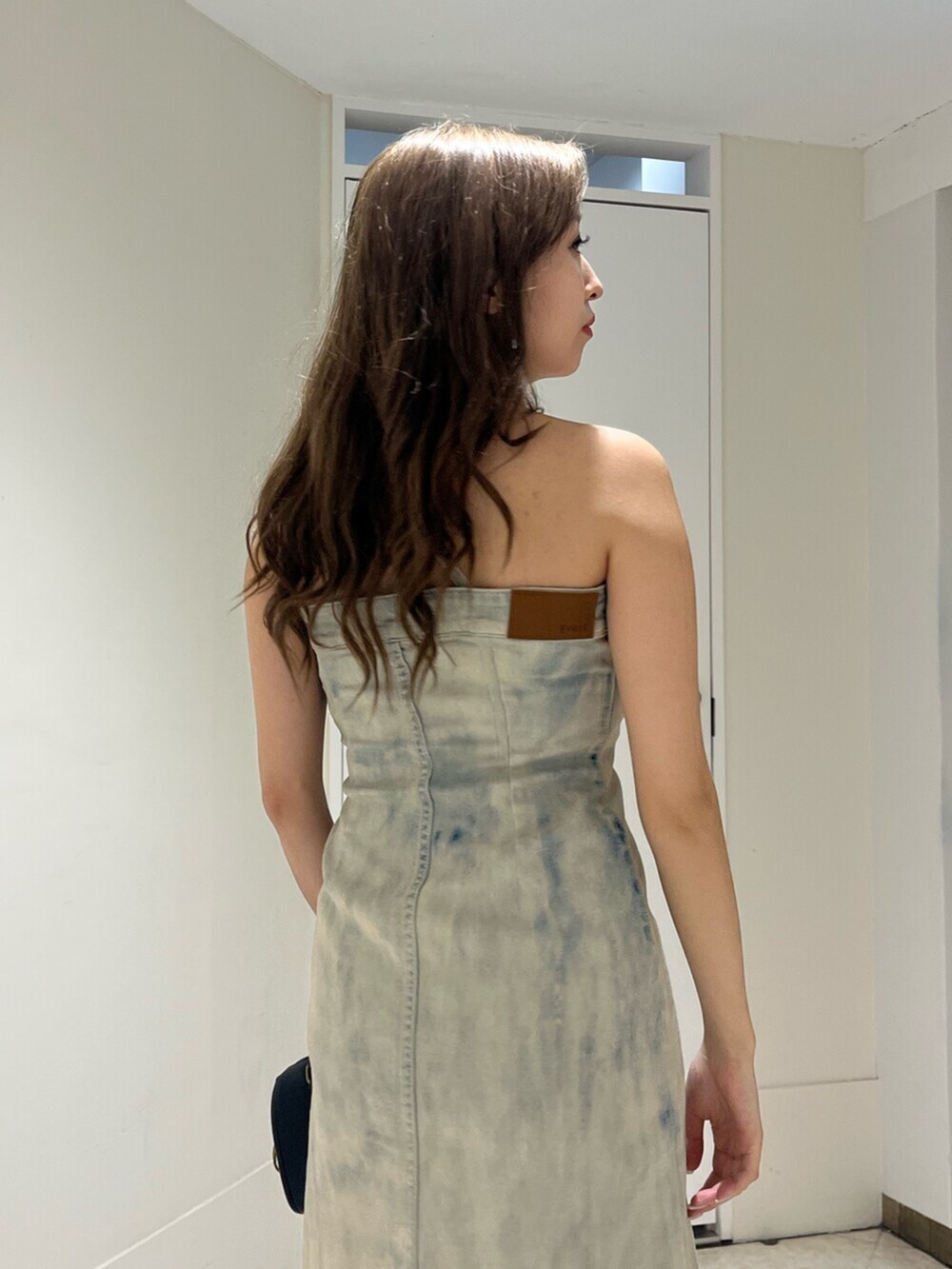 その他のショルダーバッグ、シルバー系のサンダル、その他のワンピースを着用したレディースの夏コーディネートの7枚目の写真