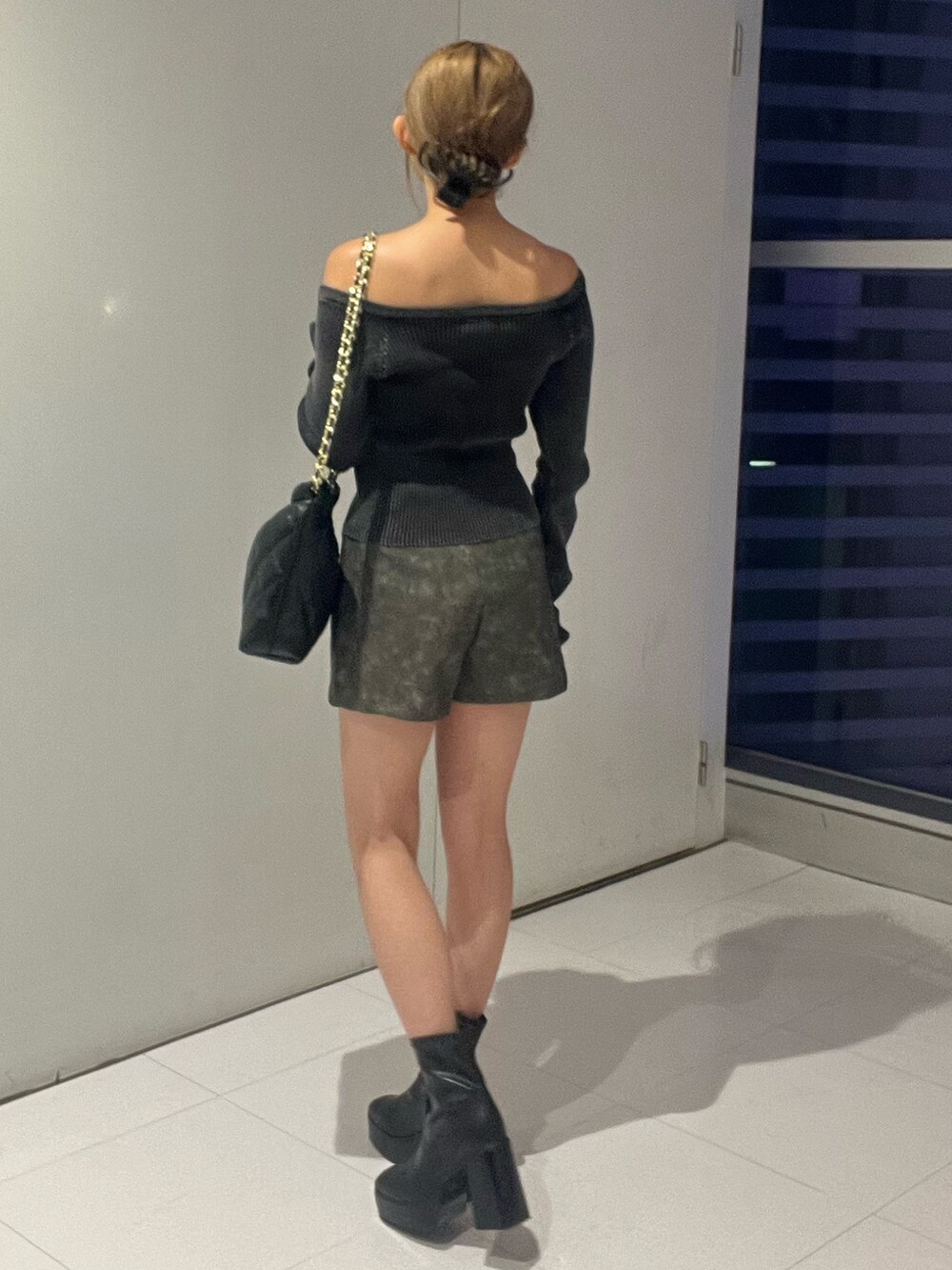 ブラック系のショルダーバッグ、ブルー系のニット/セーター、グレー系のその他パンツを着用したレディースの秋コーディネートの3枚目の写真