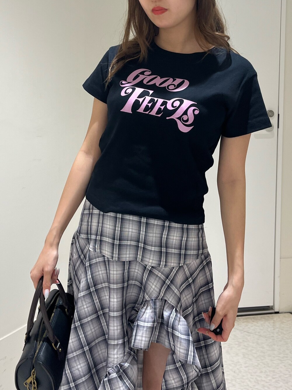 ブラック系のTシャツ/カットソー、グレー系のスカート、その他のショルダーバッグを着用したレディースの夏コーディネートの5枚目の写真