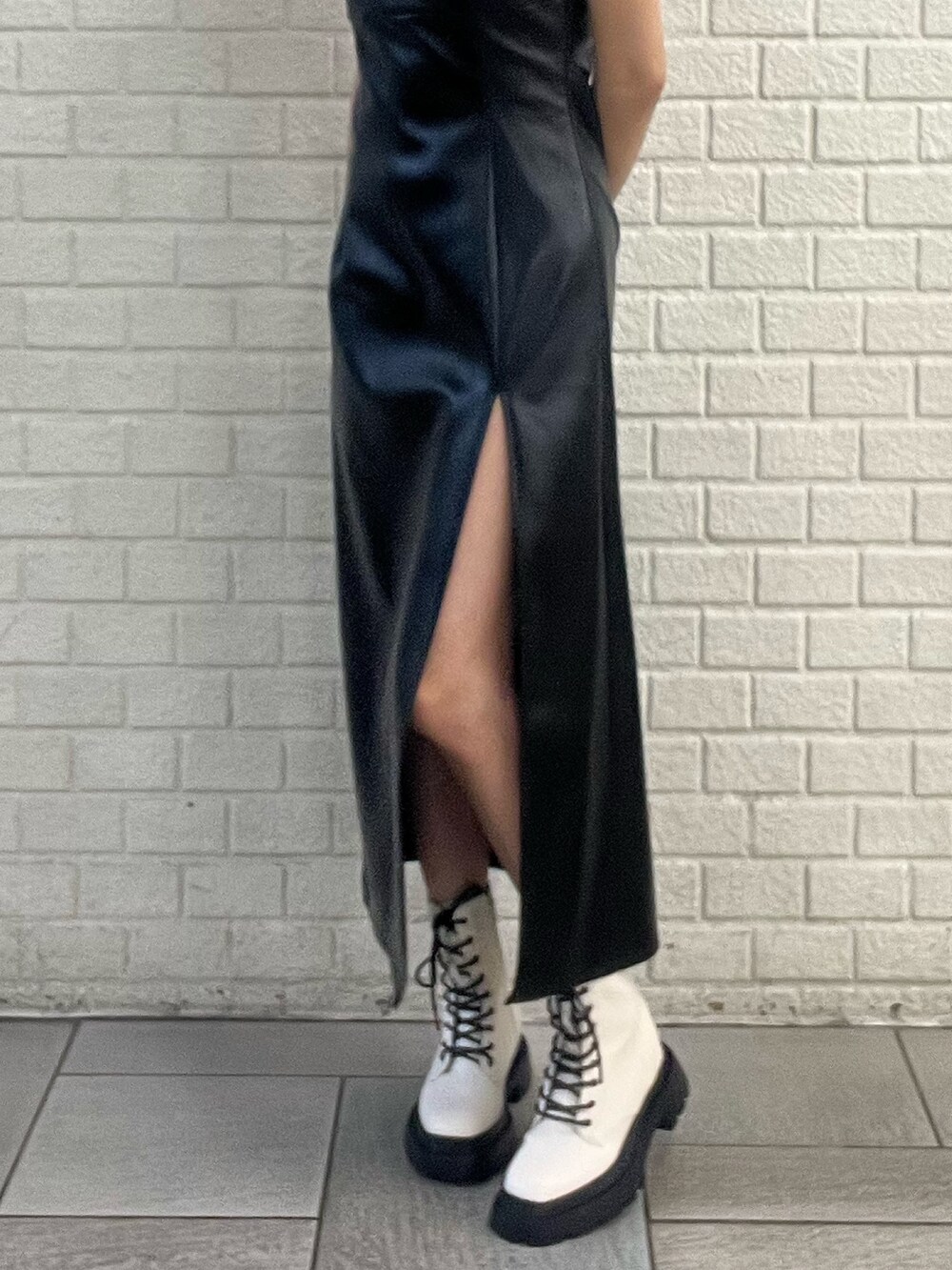 ブラック系のワンピース、ブルー系のデニムジャケット、ホワイト系のブーツを着用したレディースの冬コーディネートの5枚目の写真