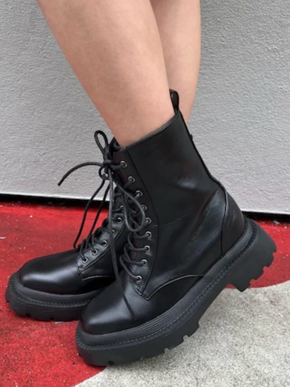 シルバー系のブーツ、ブルー系のデニムパンツ、イエロー系のTシャツ/カットソーを着用したレディースの冬コーディネートの8枚目の写真