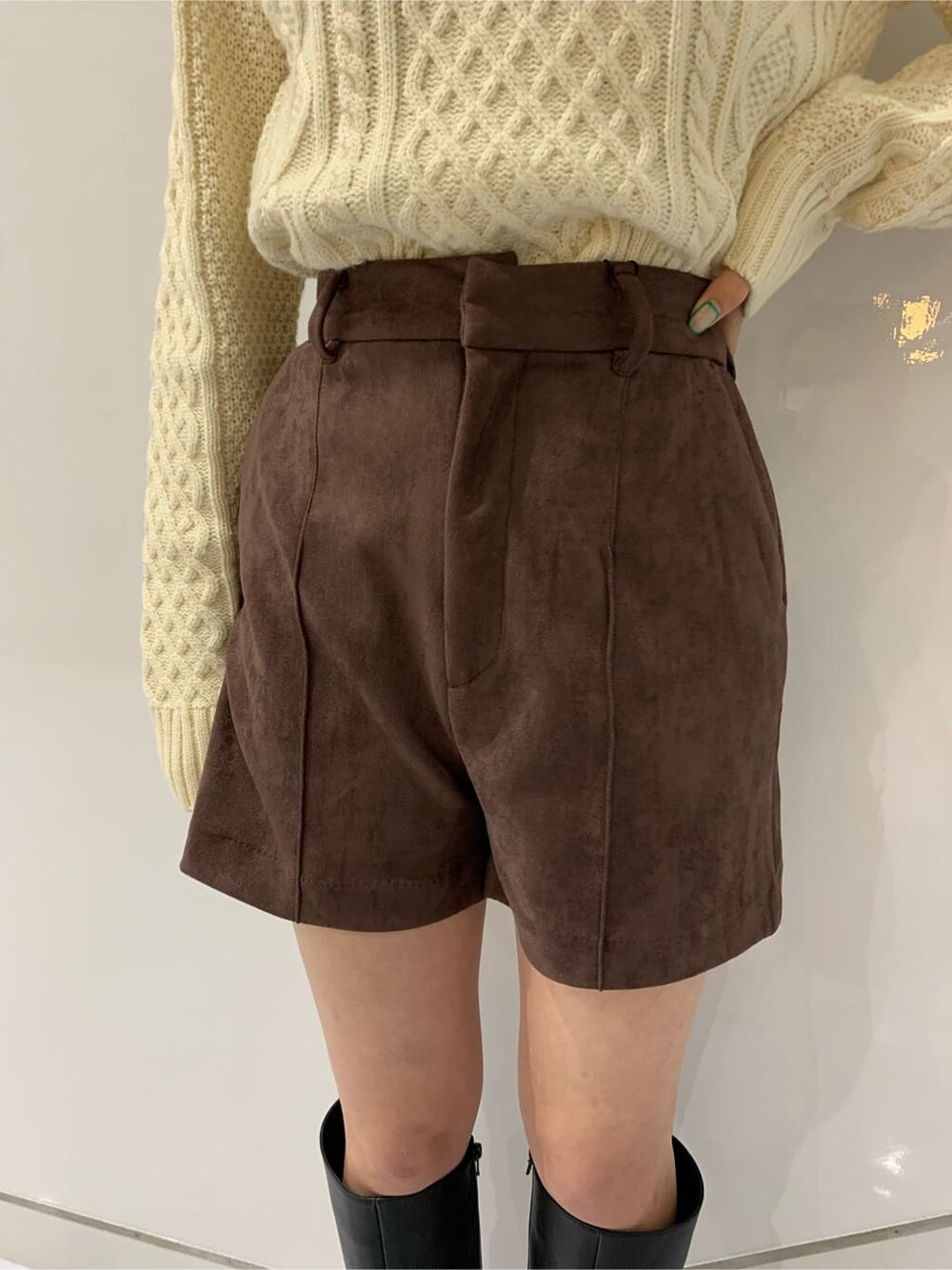 ブラウン系のその他パンツ、ホワイト系のブルゾン、ブラック系のブーツを着用したレディースの冬コーディネートの4枚目の写真