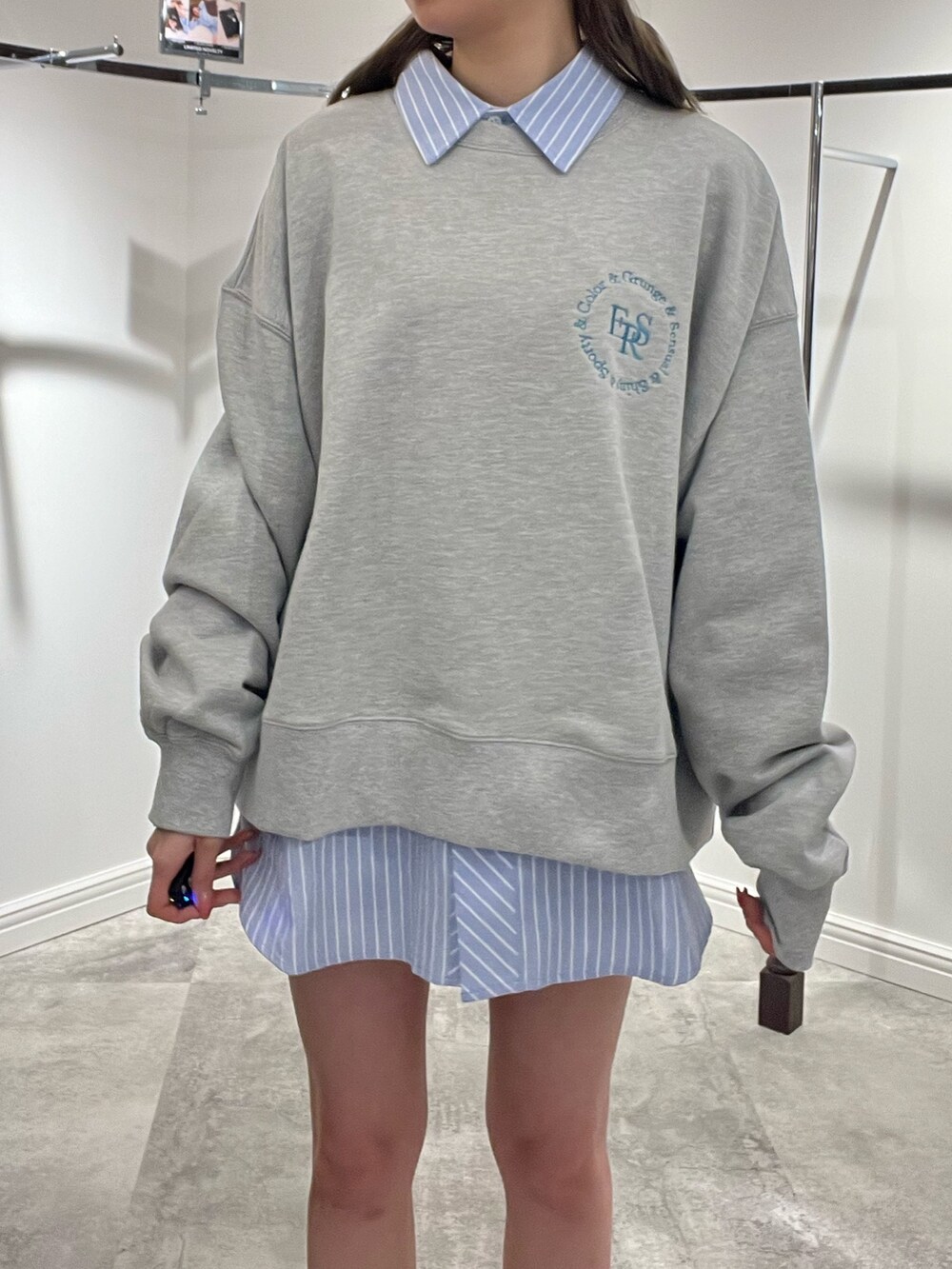 ホワイト系のシャツ/ブラウス、ホワイト系のスウェット、シルバー系のブーツを着用したレディースの春コーディネートの9枚目の写真