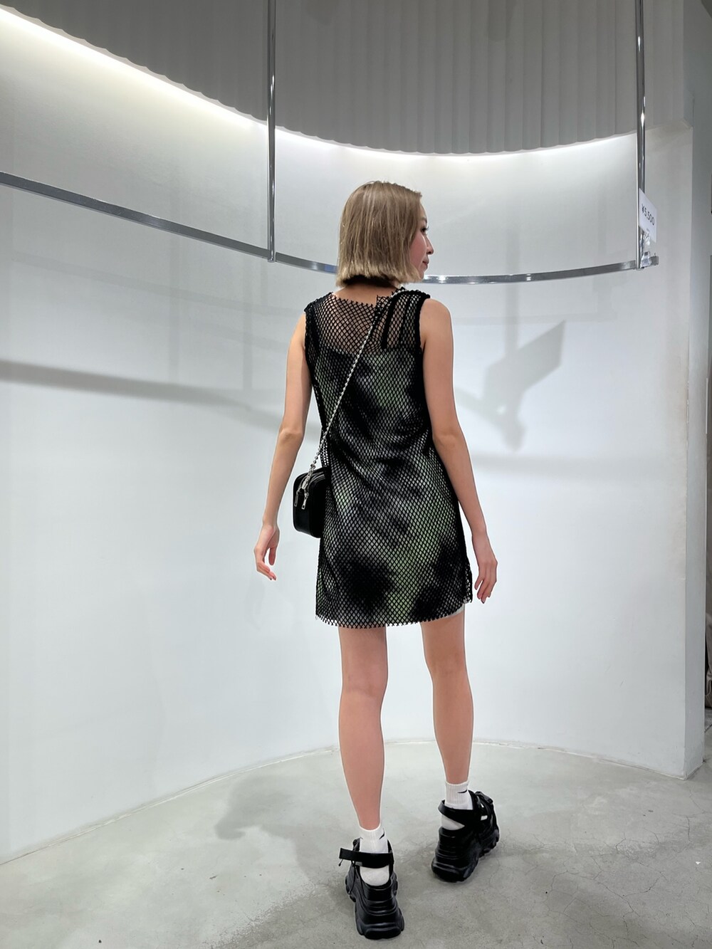 グリーン系のワンピース、ブラック系のサンダル、ブラック系のショルダーバッグを着用したレディースの春コーディネートの3枚目の写真