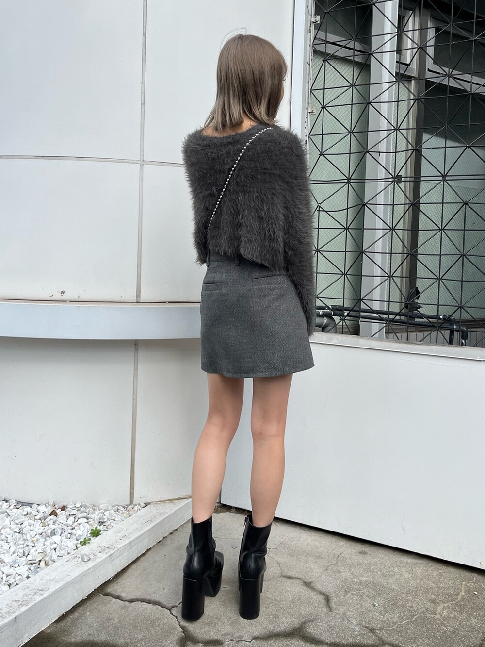 ブラック系のブーツ、ブラック系のショルダーバッグ、グリーン系のムートンコートを着用したレディースの冬コーディネートの10枚目の写真