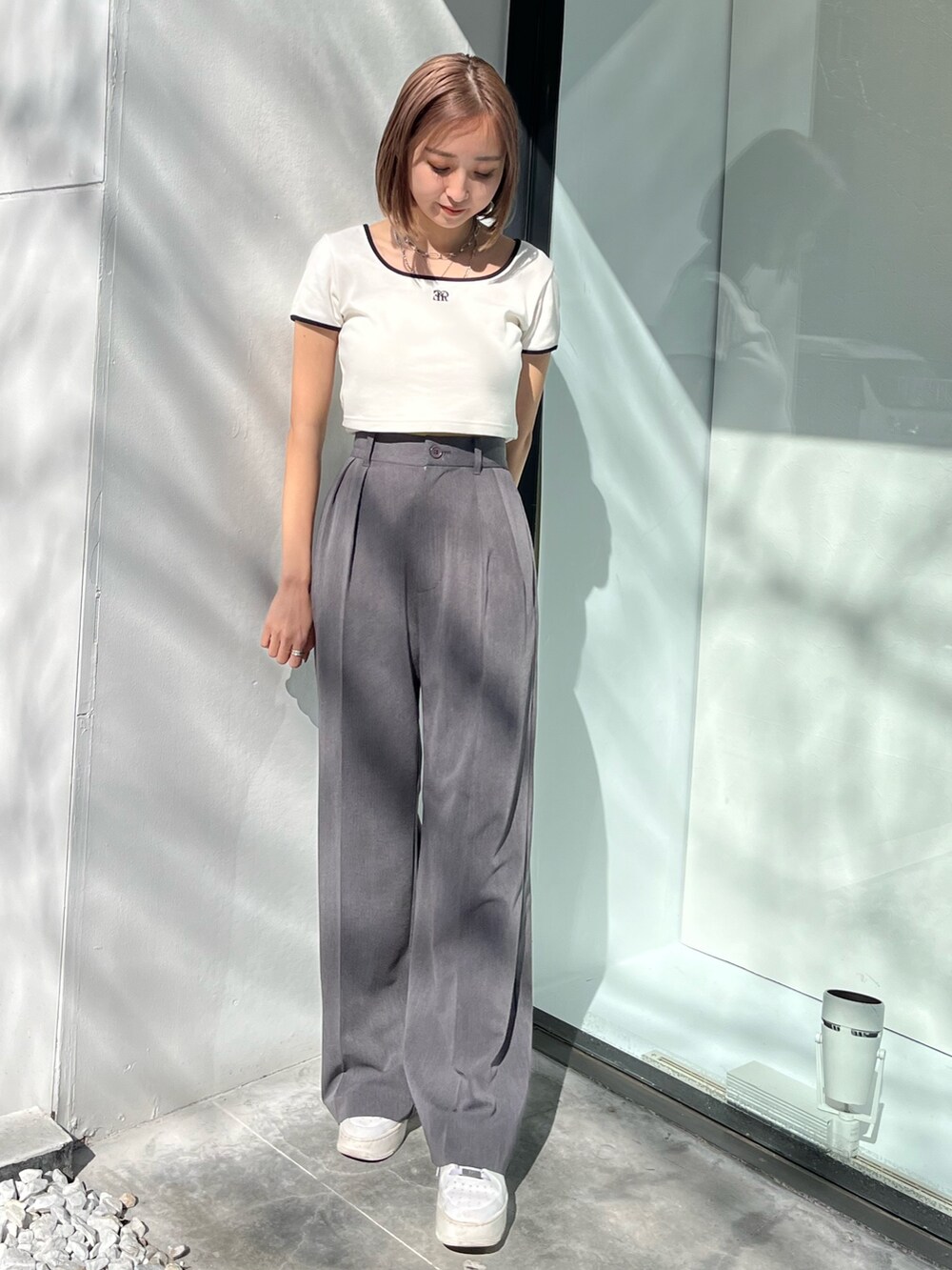 グレー系のテーラードジャケット、グレー系のその他パンツ、ブラック系のショルダーバッグを着用したレディースの春コーディネートの7枚目の写真