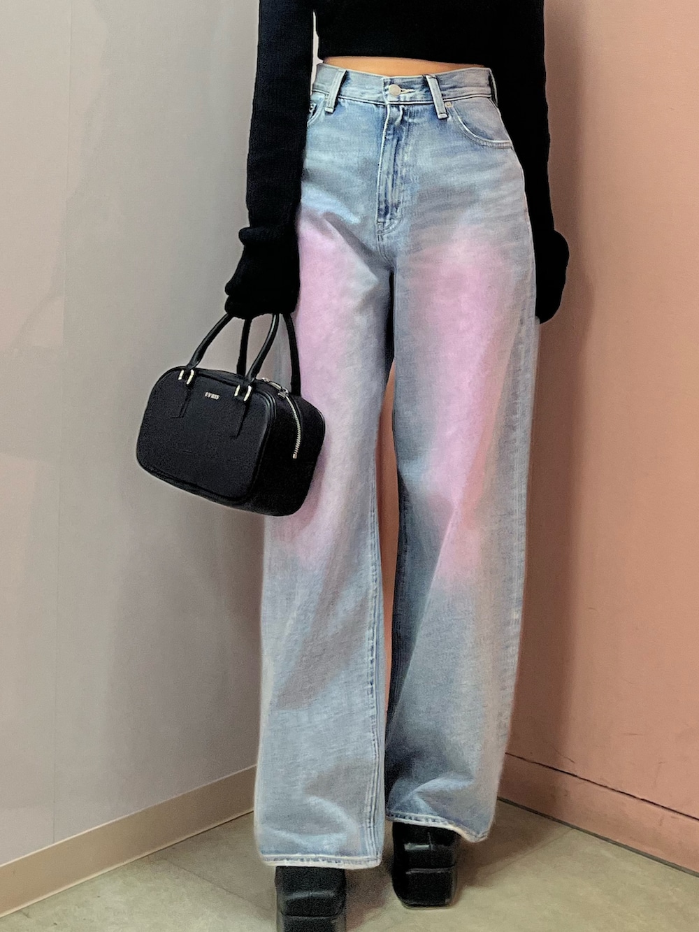 ブラック系のボストンバッグ、ブラック系のブーツ、イエロー系のニット/セーターを着用したレディースの春コーディネートの8枚目の写真