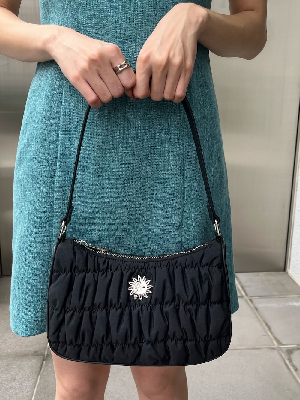 ブルー系のワンピース、グリーン系のテーラードジャケット、ホワイト系のブーツを着用したレディースの春コーディネートの5枚目の写真