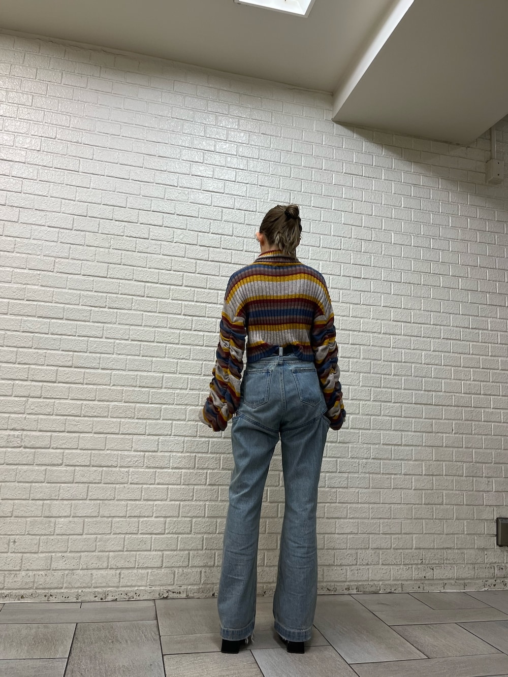 その他のニット/セーター、ブルー系のデニムパンツを着用したレディースの秋コーディネートの2枚目の写真