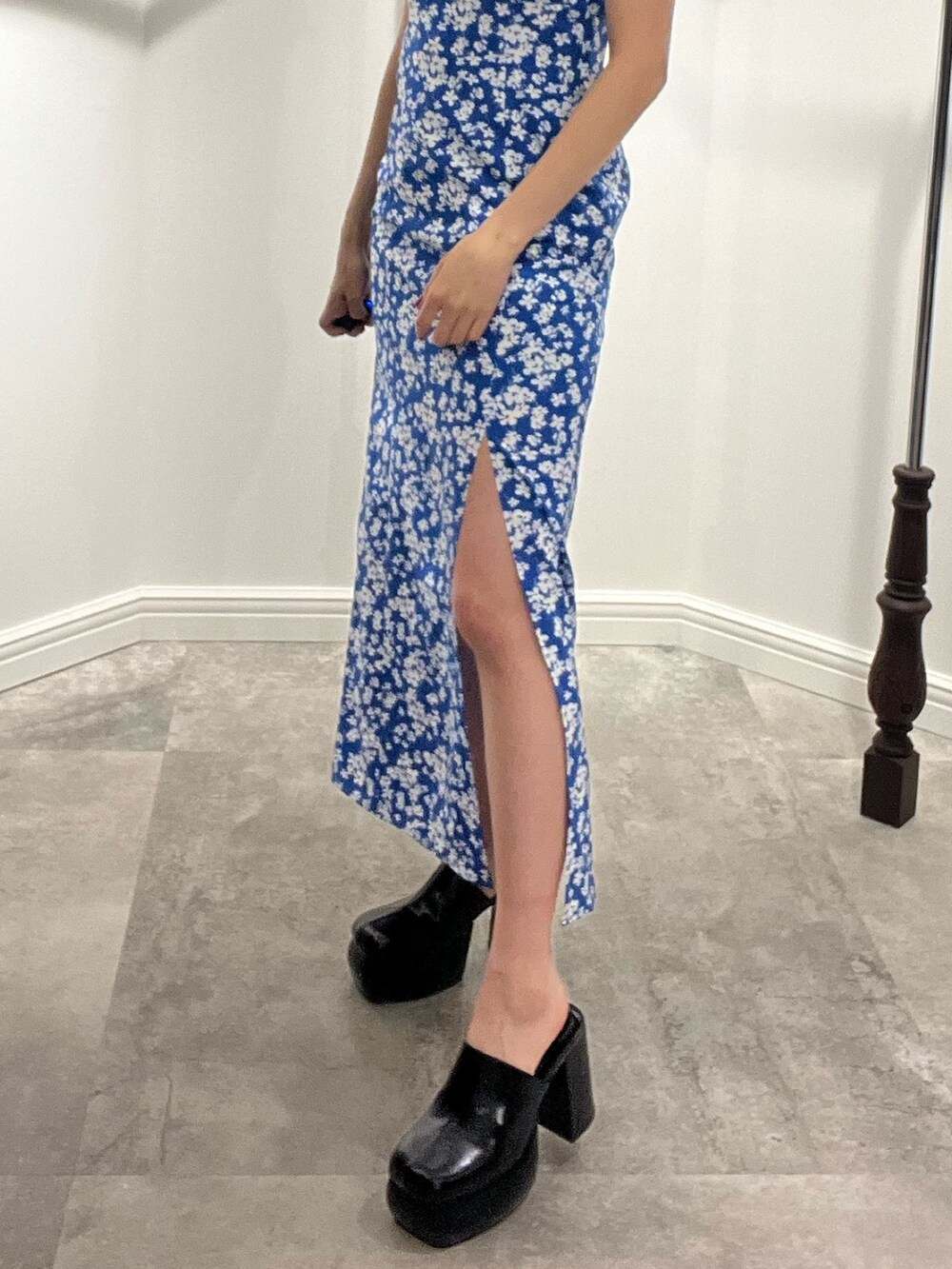 ブルー系のワンピース、ホワイト系のサンダルを着用したレディースの春コーディネートの6枚目の写真