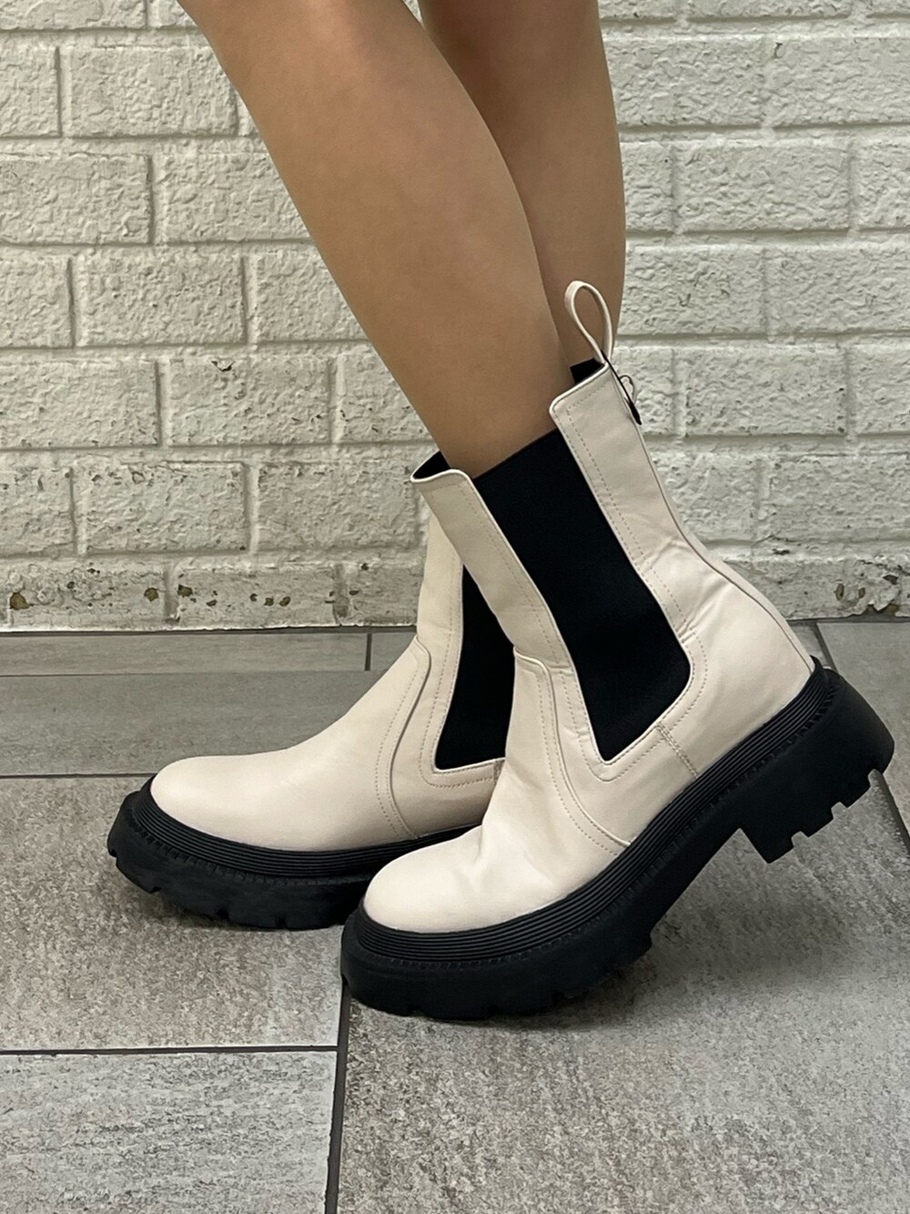 その他のスタジャン、ホワイト系のブーツ、ブラック系のその他パンツを着用したレディースの冬コーディネートの8枚目の写真