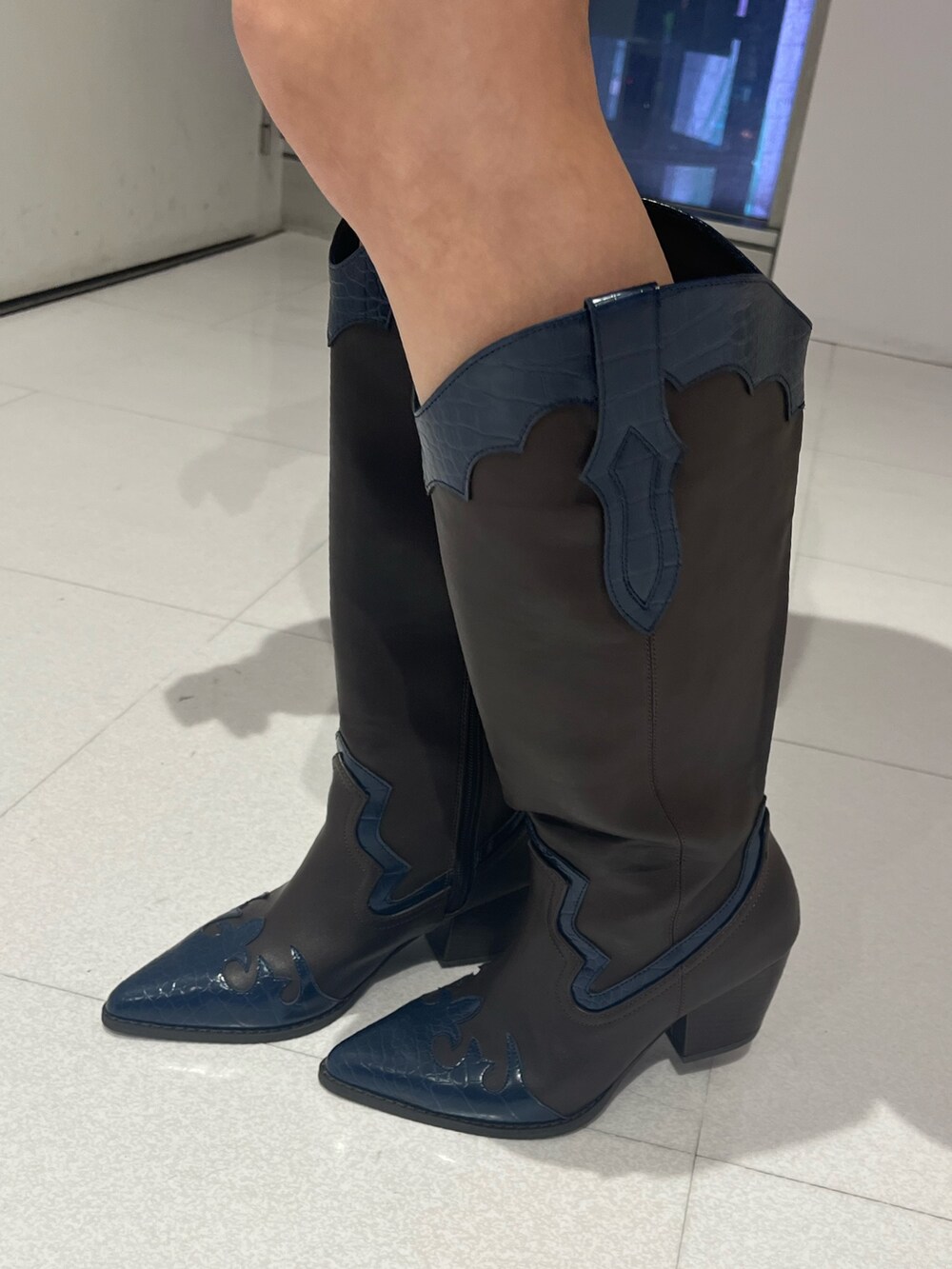 グレー系のテーラードジャケット、グレー系のスカート、レッド系のスウェットを着用したレディースの秋コーディネートの9枚目の写真