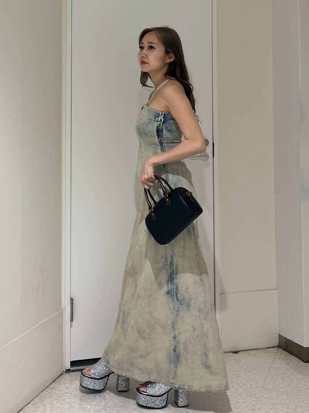 その他のショルダーバッグ、シルバー系のサンダル、その他のワンピースを着用したレディースの夏コーディネートの2枚目の写真