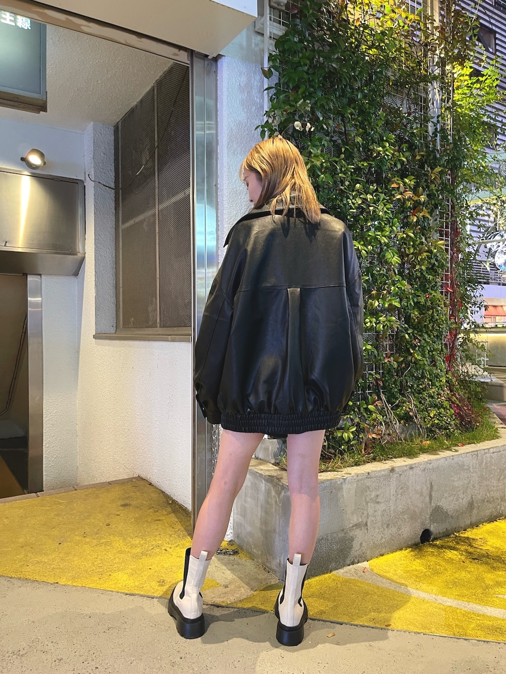 ブラック系のその他パンツ、ブラック系のブルゾン、ホワイト系のブーツを着用したレディースの冬コーディネートの3枚目の写真