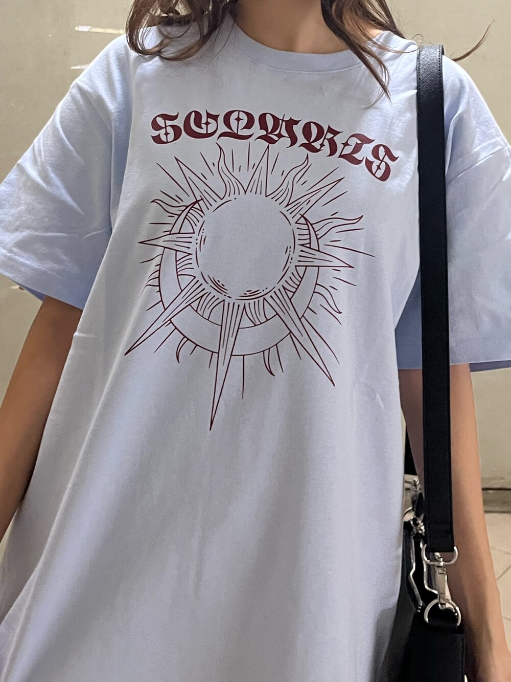 ブラック系のショルダーバッグ、ブラック系のブーツ、ブルー系のTシャツ/カットソーを着用したレディースの春コーディネートの4枚目の写真